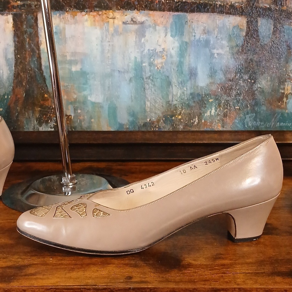 Salvatore Ferragamo Women's Beige Leather Shoes 10 AA Width - Picture 4 of 10